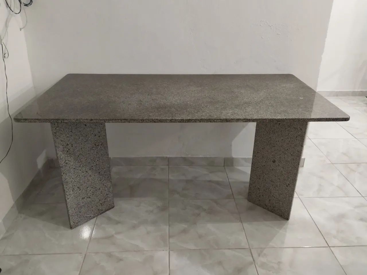 Vendo mesa de jantar toda de mármore  - Foto 4