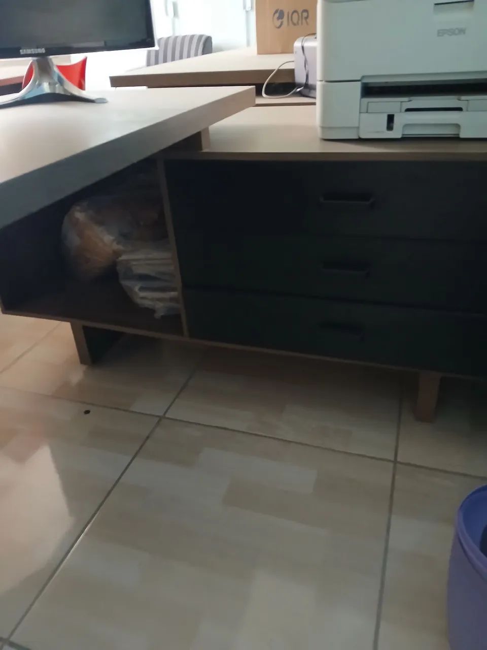 Mesa de escritório com gavetas. - Foto 3