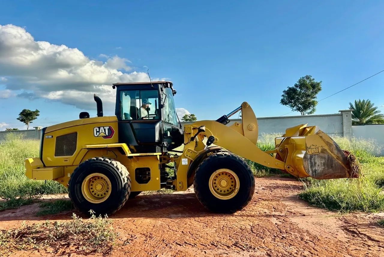 Pá Carregadeira Caterpillar 938K ano 2022 com 6.400 horas, ar condicionado, em SP