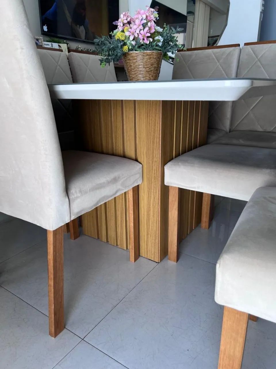 Vendo mesa com tampo de vidro, 8 Cadeiras e pé em madeira ripada! Valor 2.500, no pix - Foto 3