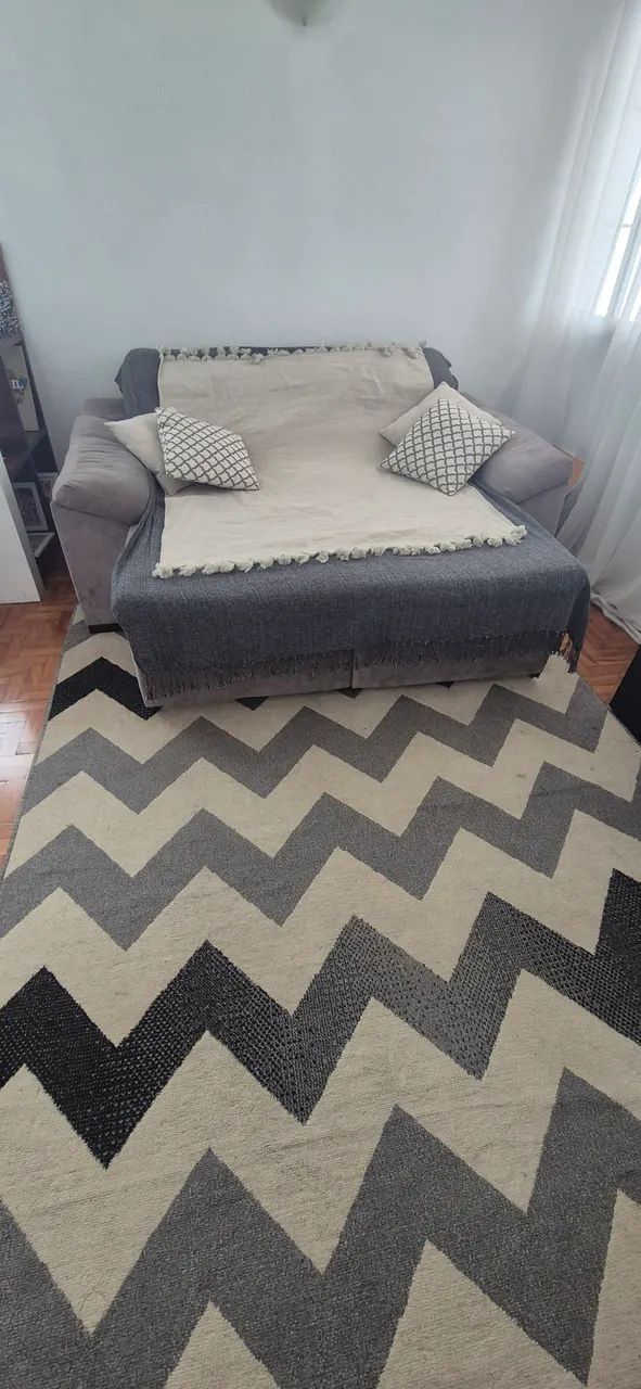 Sofá retrátil, com mantas e almofadas64962680318978123