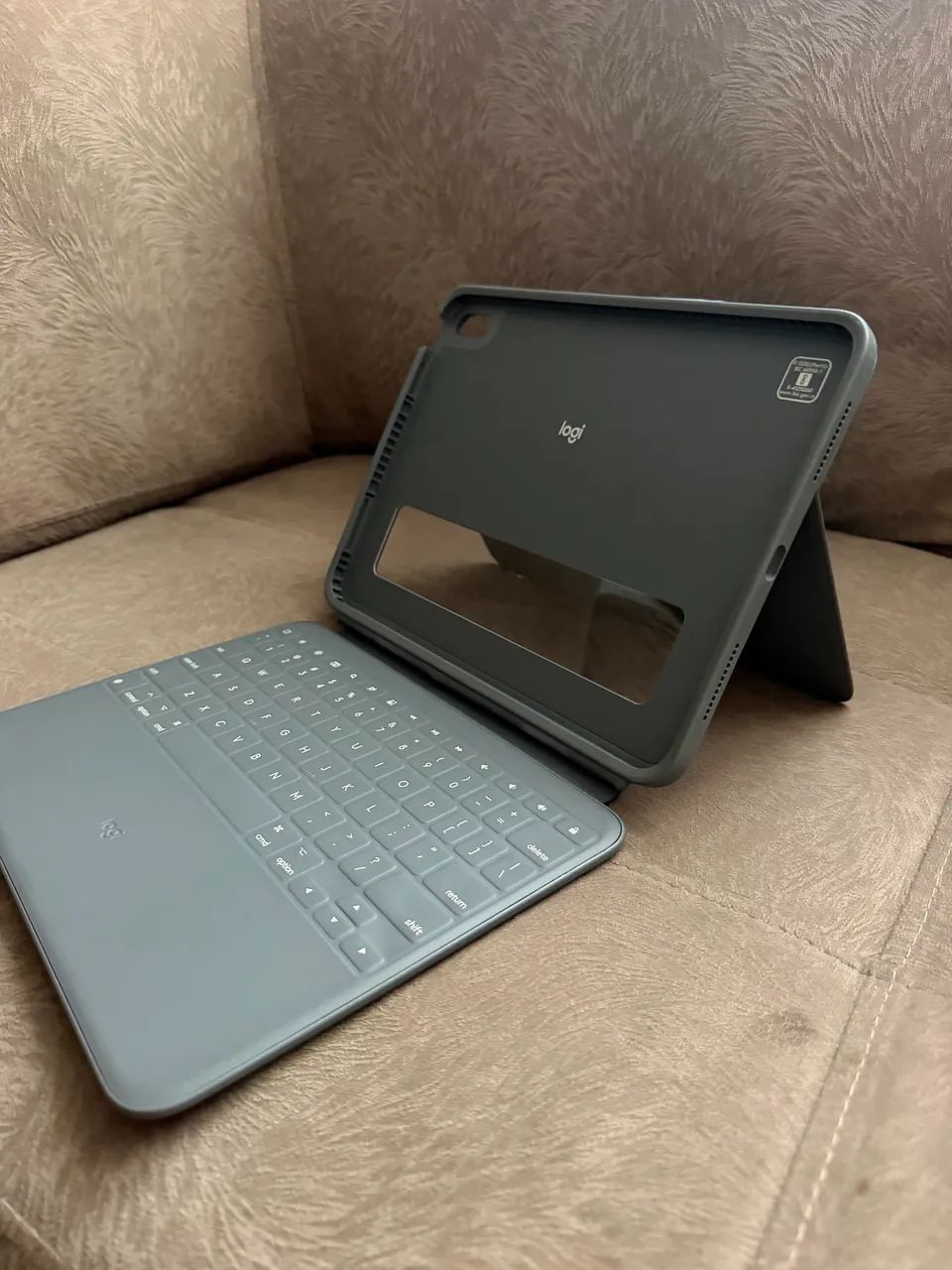 Capa com Teclado Logitech Rugged Folio ipad 10 - Foto 2
