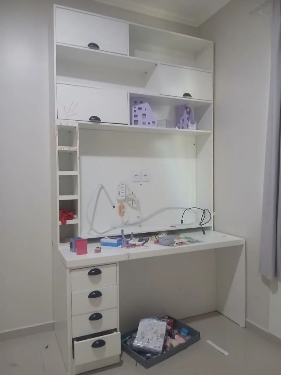 Painel de tv e escrivaninha com mesa para estudo 