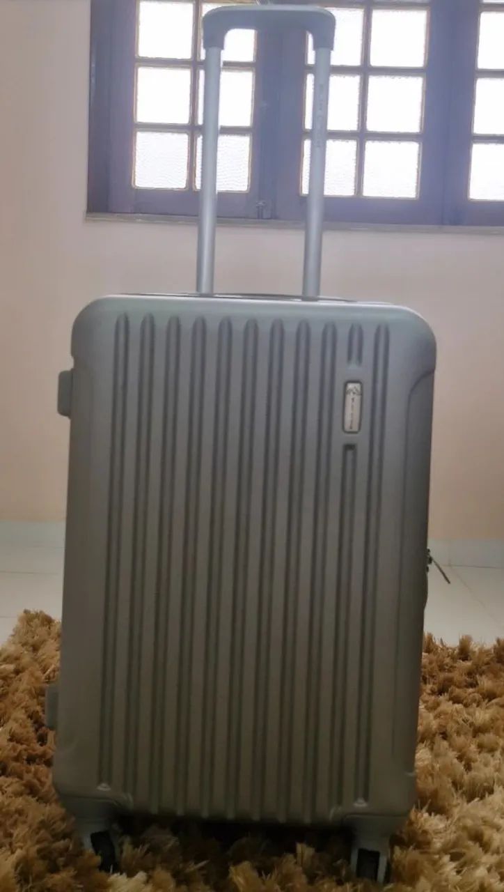 Vendo mala de viagem seminova