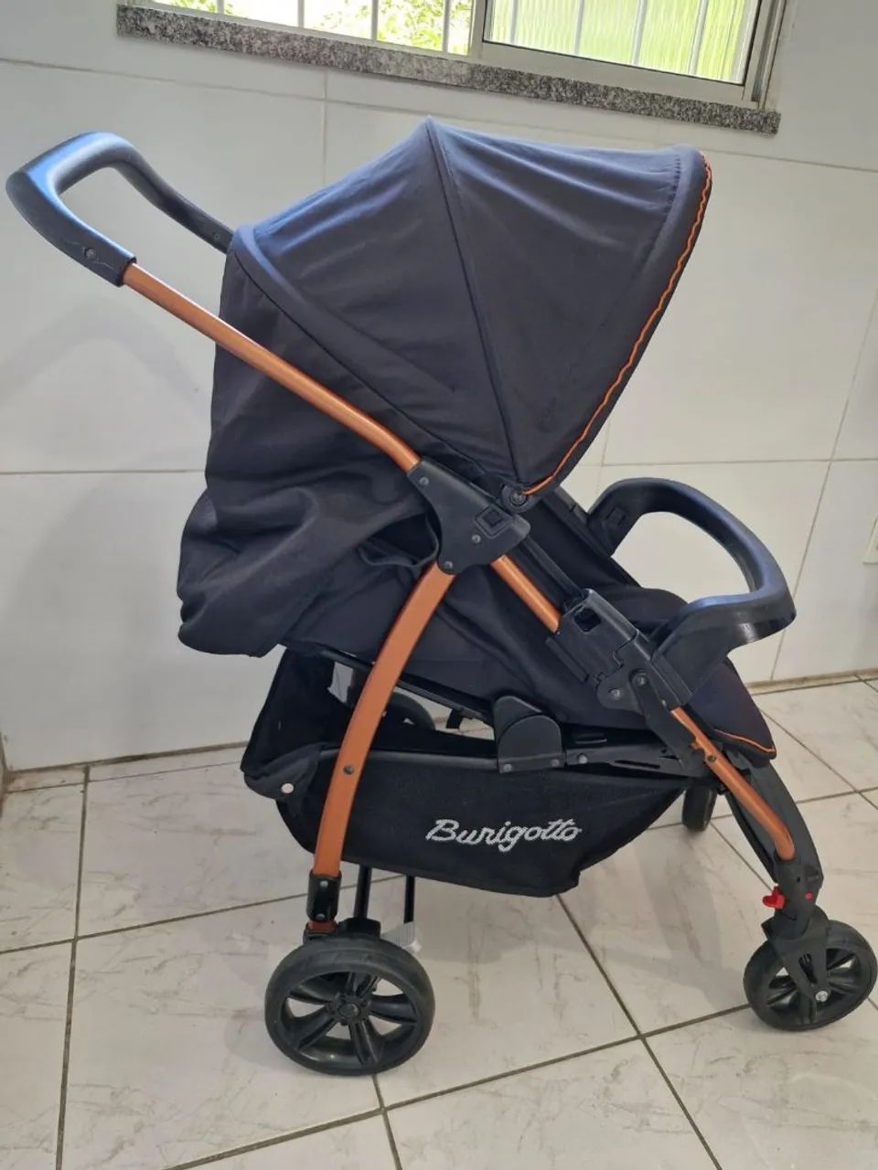Carrinho de Bebê + Bebê Conforto e Base Para Carro - Foto 2