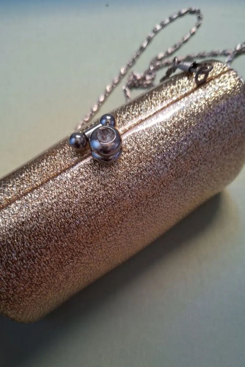 Clutch Dourada com corrente