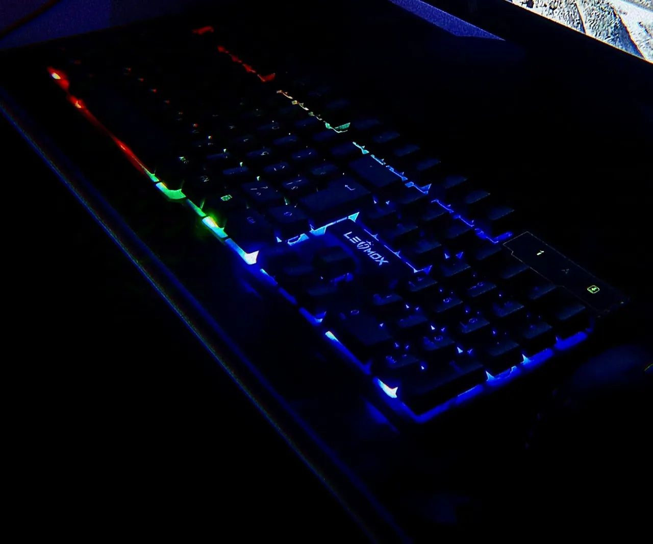 Teclado lehmox semi-mecanico com LED 
