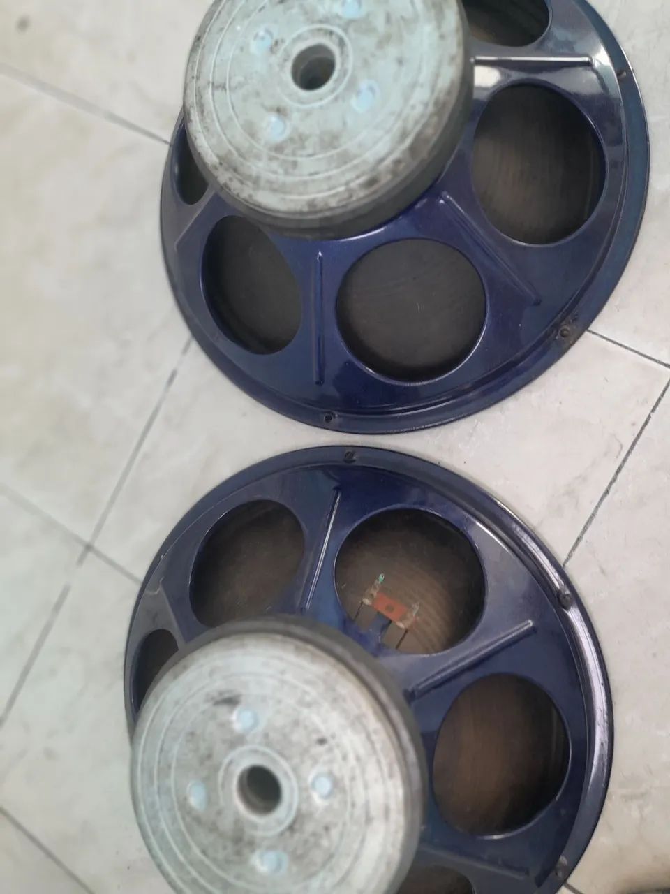 Um par de alto-falantes de 15 polegadas 