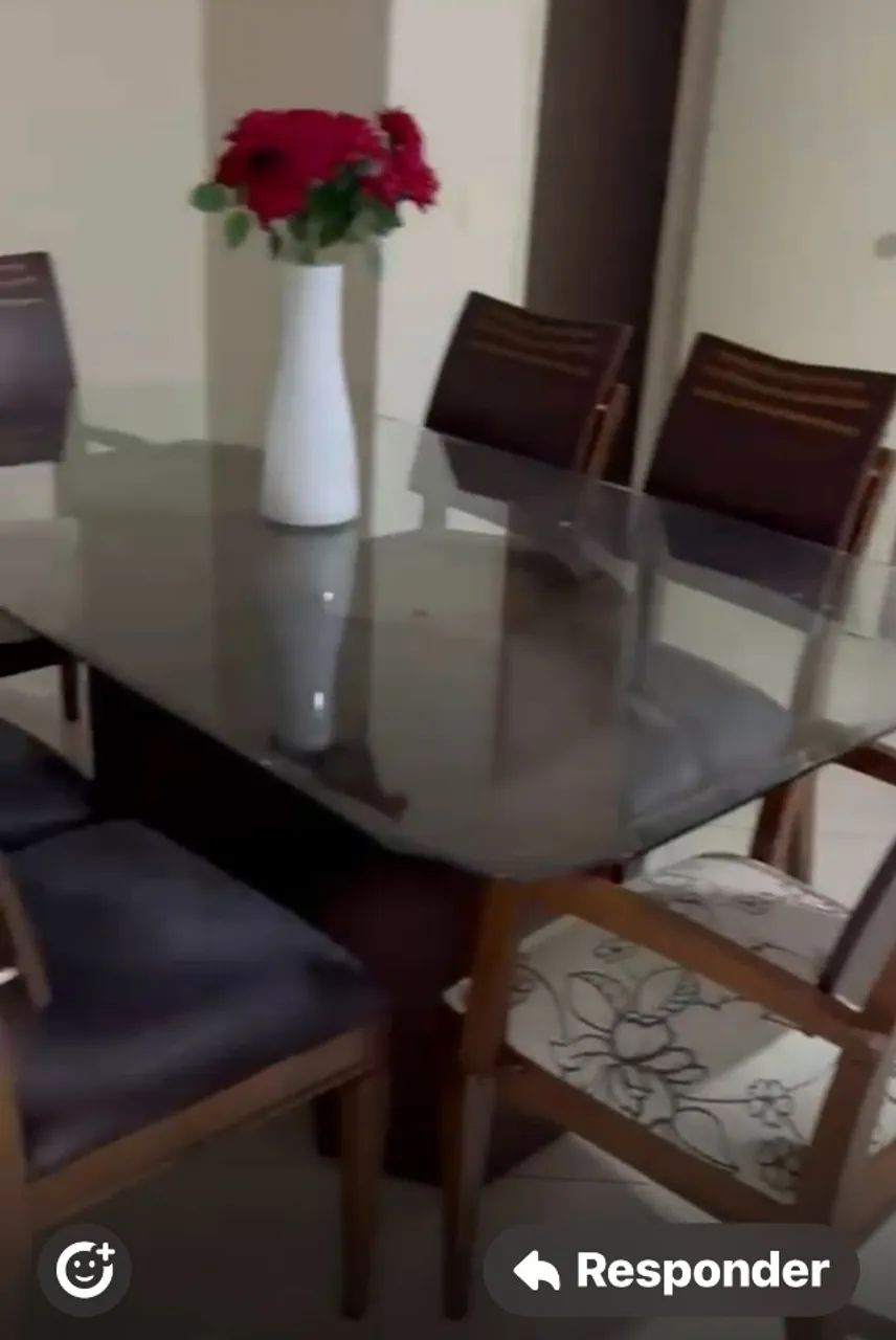 MESA QUADRADA DE VIDRO COM 06 CADEIRAS  