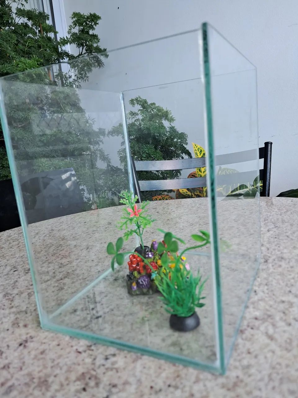 Aquário de vidro com decoração - Foto 4