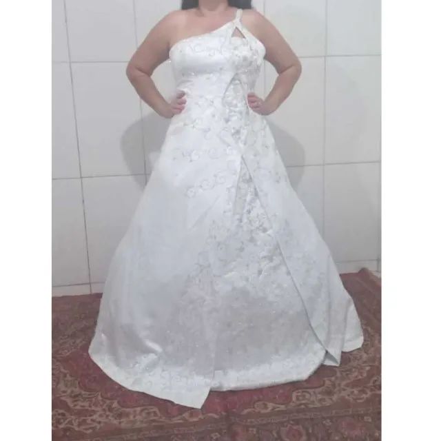 Vestido de noiva com predaria e saia de 2 metro