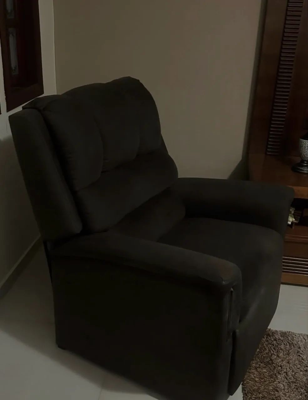 Poltrona reclinável em suede