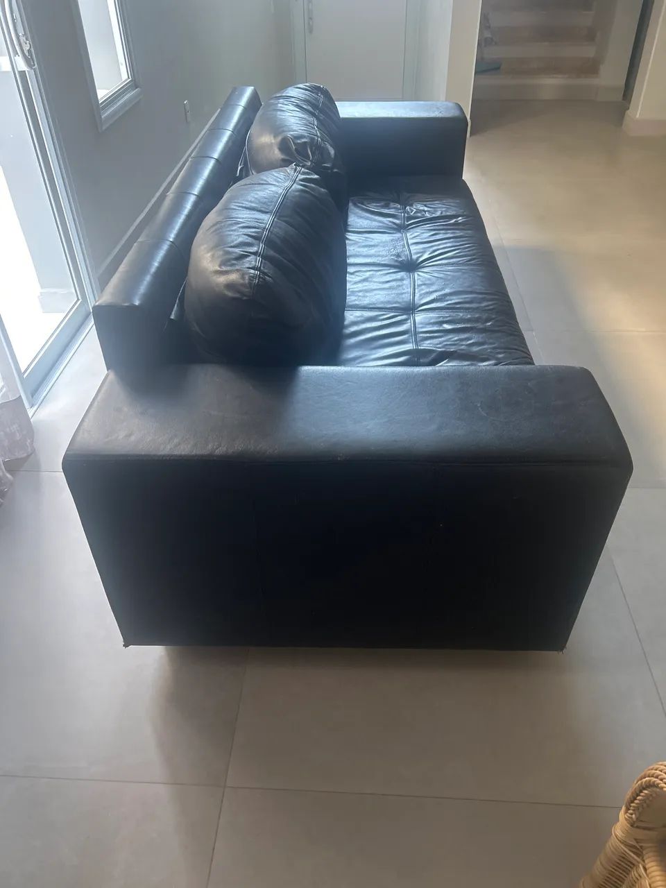 Sofá de Couro Legitimo na cor Preto - Foto 2