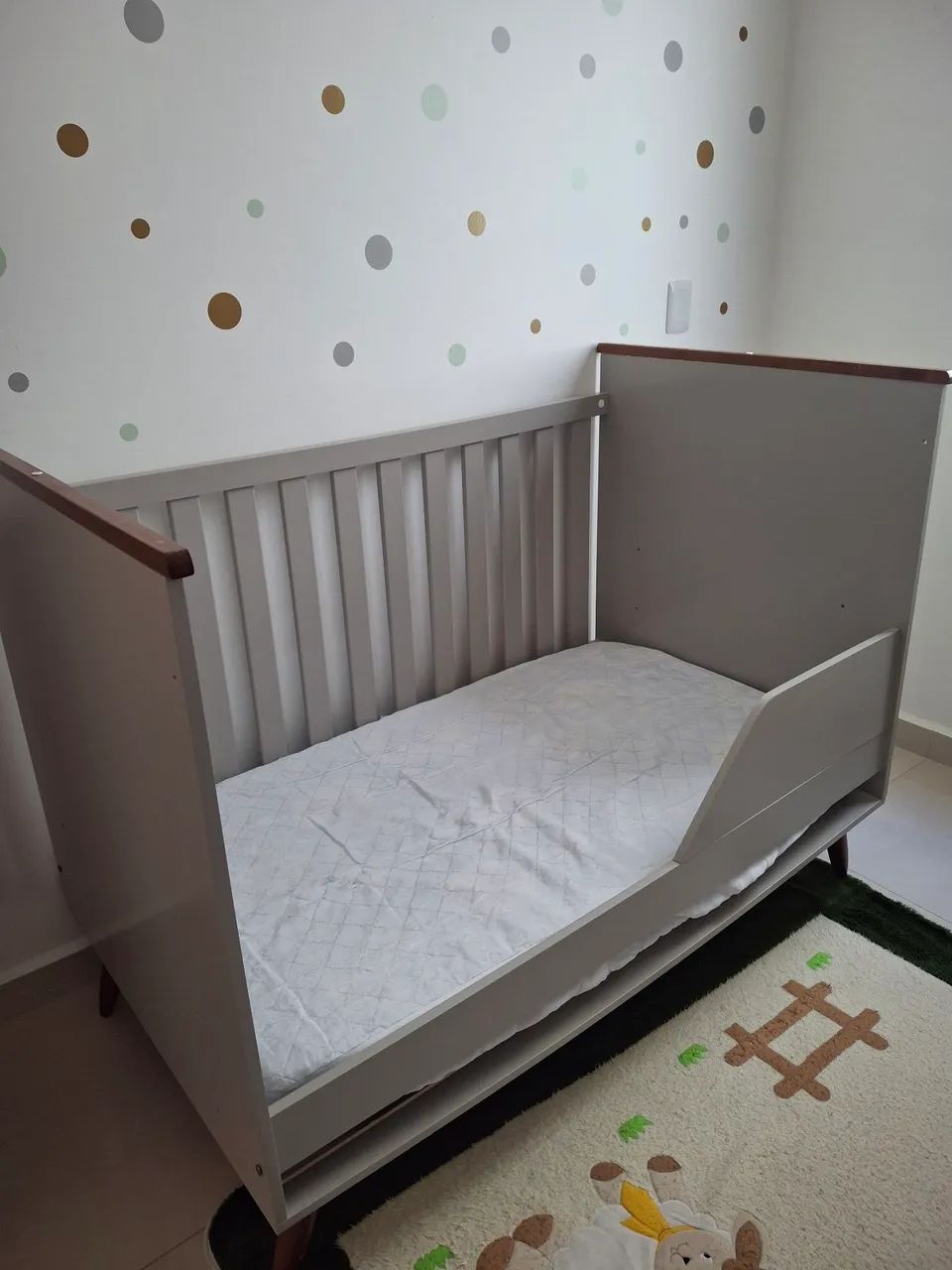 BERÇO QUE VIRA CAMINHA *Com colchão!