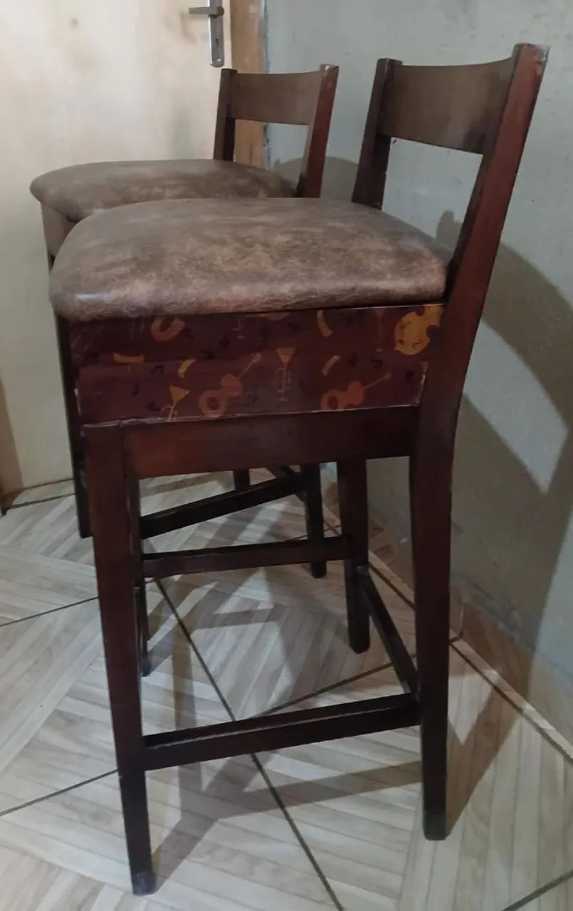  Vendo 4 Banquetas de madeira maciça 