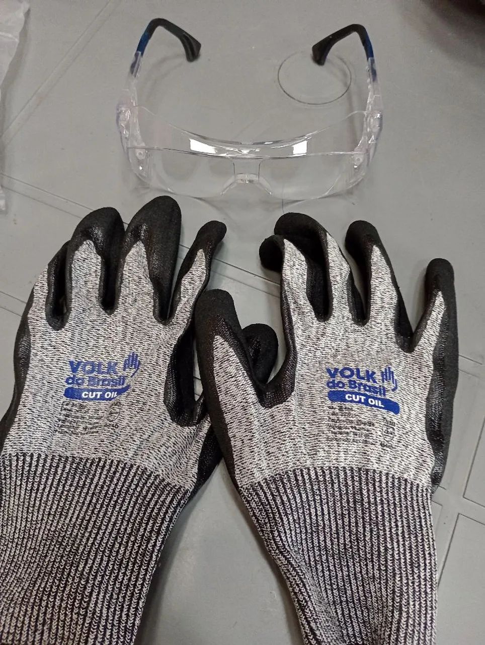 CAPACETE DE SEGURANÇA COM PROTETOR AURICULAR/LUVA DE PROTEÇÃO E ÓCULOS DE SEGURANÇA. - Foto 4