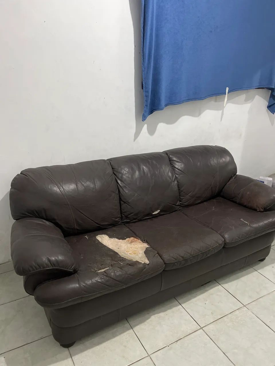 Sofá 3 Lugares Couro Legítimo - Precisa de Restauração - Foto 2
