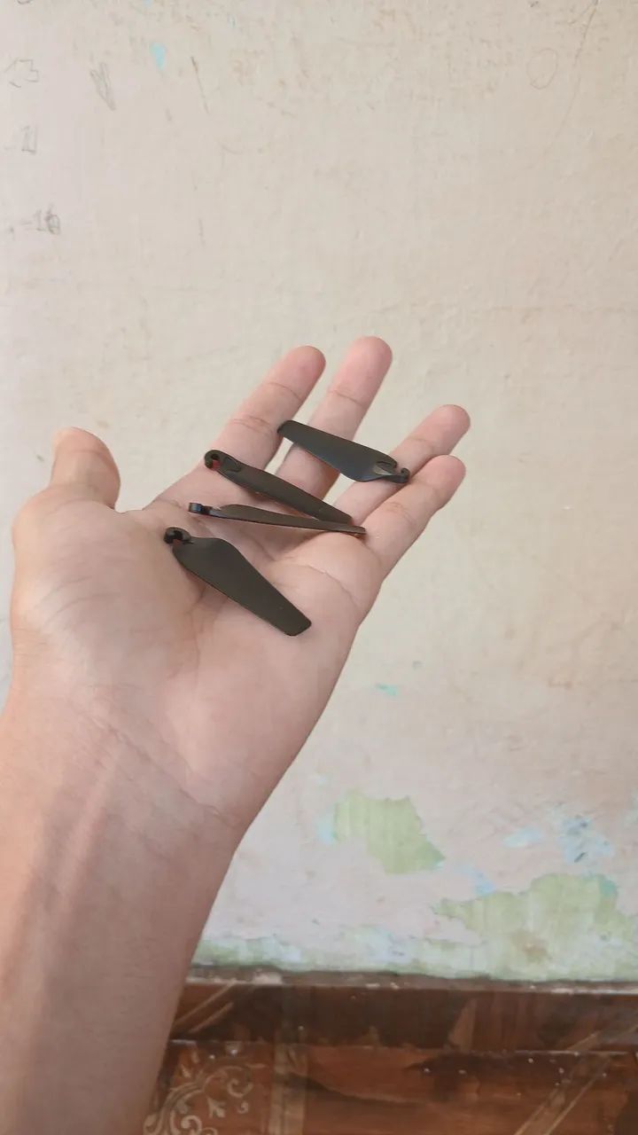 MINI DRONE - FUNCIONA MAS COM DEFEITO - Foto 5