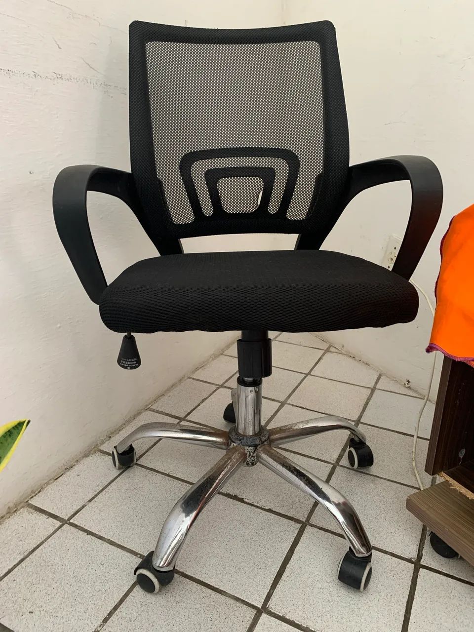 Cadeira de escritório giratória com tela (Mesh) bom estado 