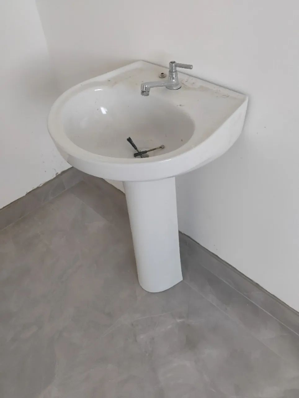 Bathroom sink64962159973377124