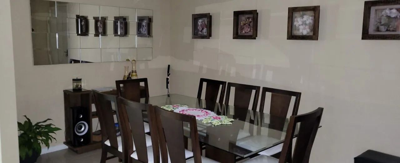 Mesa com 8 cadeiras madeira maciça  - Foto 2