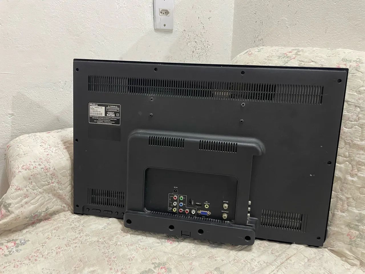 TV Philco 24" LED com Conversor Digital Integrado - Usada e Funcionando Perfeitamente! - Foto 4