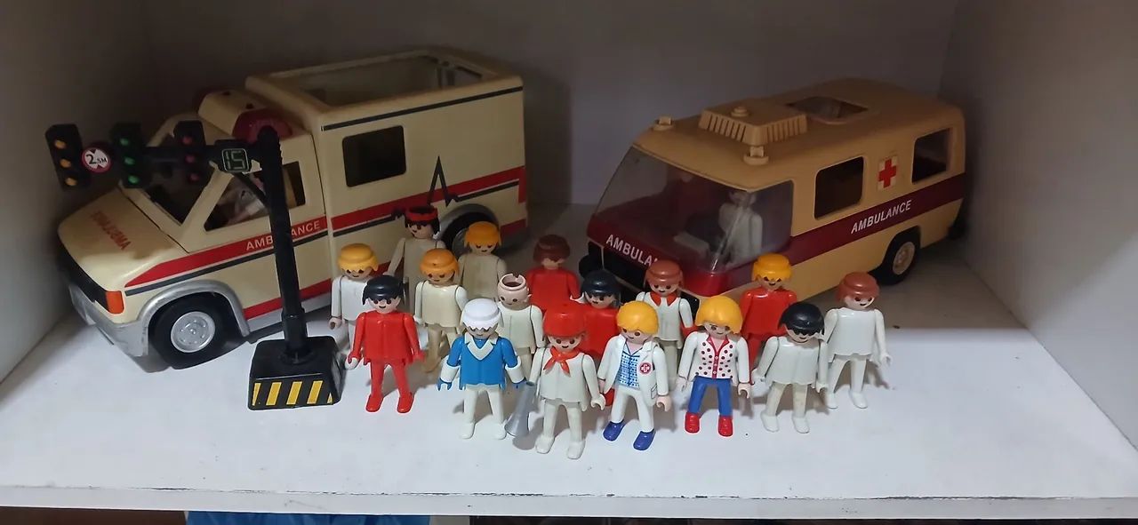 Lote de playmobil com 2 ambulâncias e 20 bonecos  - Foto 2