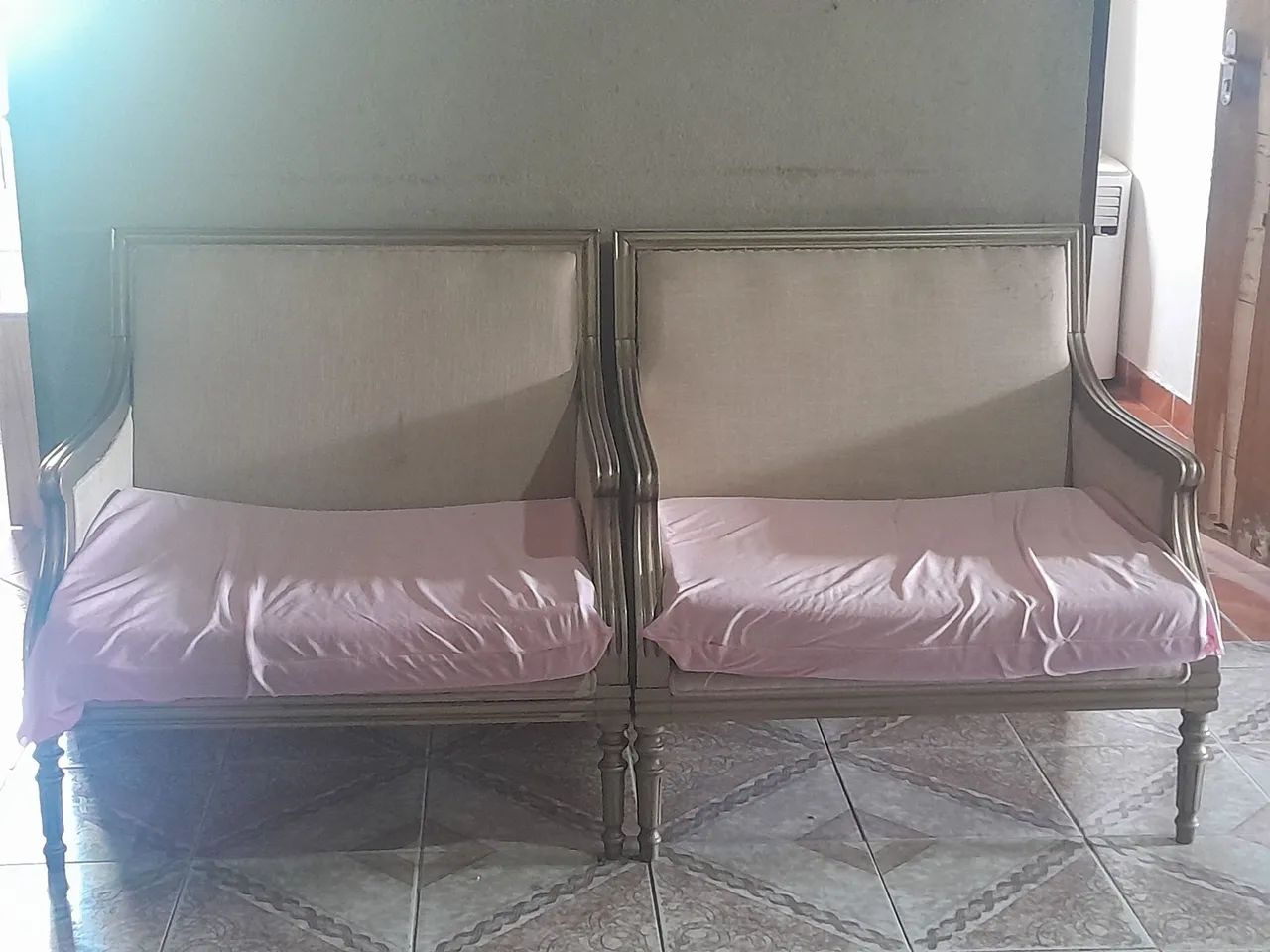 Par de poltronas antigas em madeira nobre - estilo clássico - Foto 3