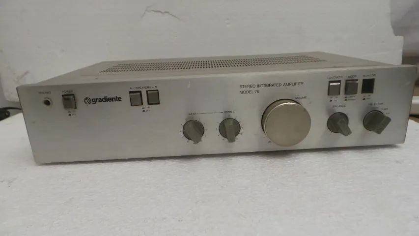 GRADIENTE AMPLIFICADOR MODELO 76 PRECISANDO REPAROS - Foto 2