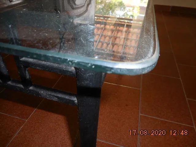  Vendo mesa de centro com pés de ferro e base em vidro temperado, usada. - Foto 4