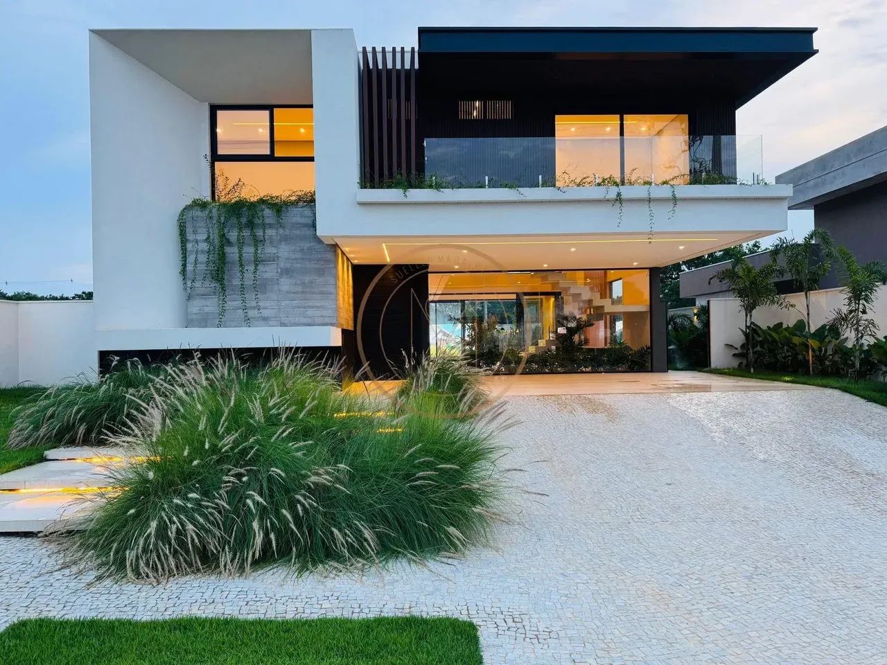 Sobrado ALTO padrão - 4 suítes | 350m² | Caribe Golf