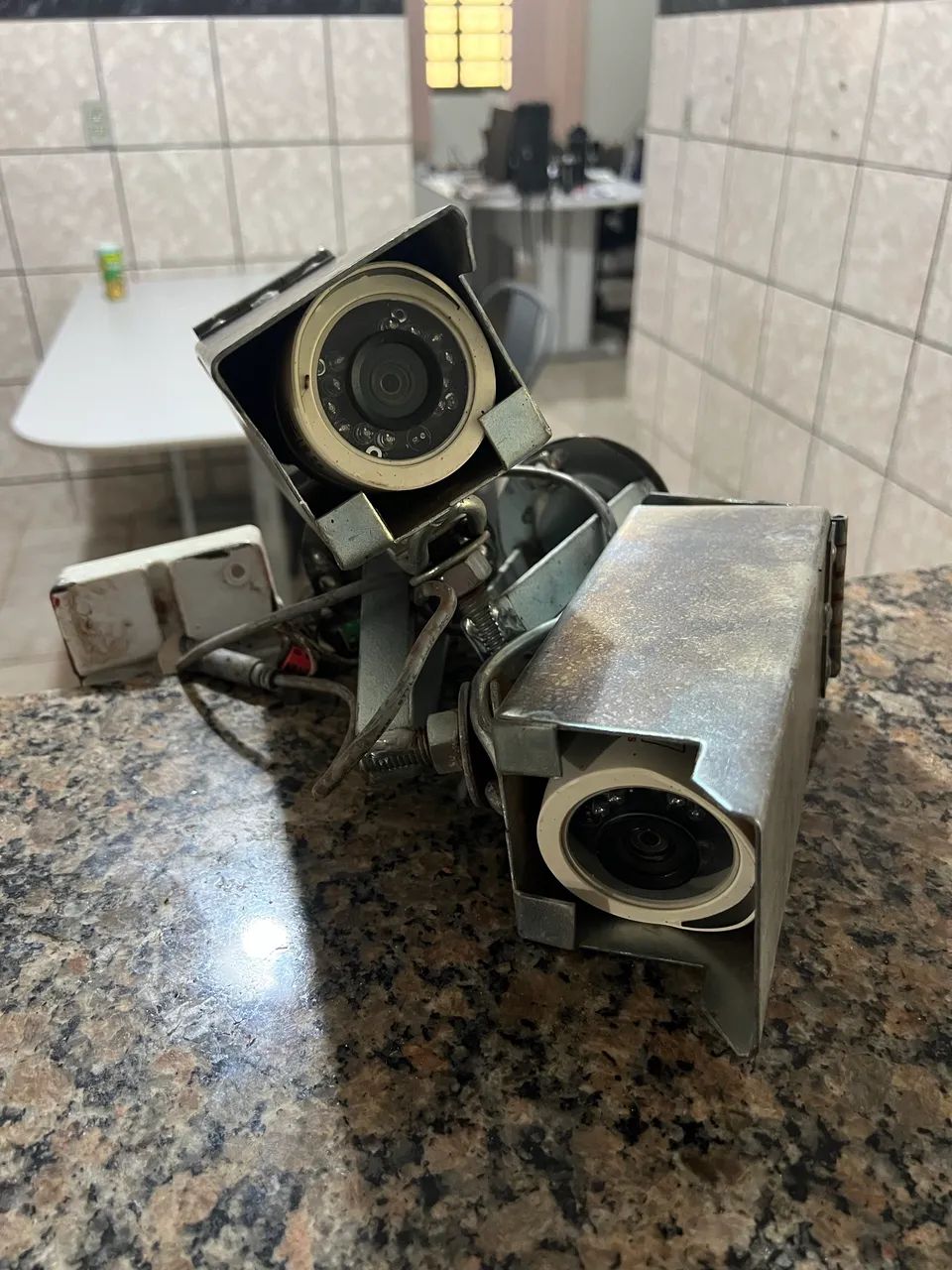3 câmeras Câmeras de segurança com DVR incluso. 