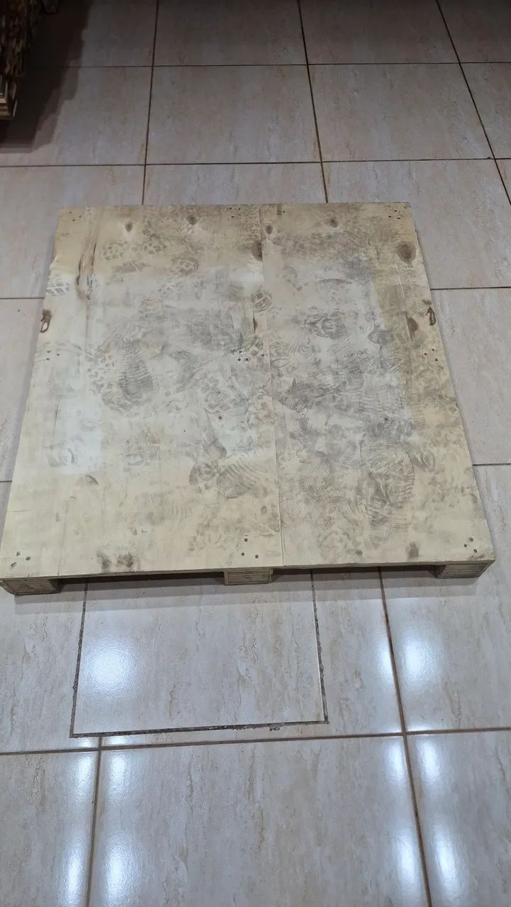 Pallets seminovos compensado medidas variadas, a partir de 1mt por 0.80 centímetros.