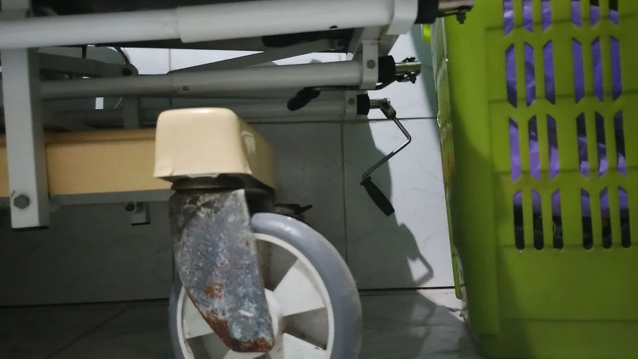 Cama hospitalar 3 manivela/ preço a negociar  - Foto 2