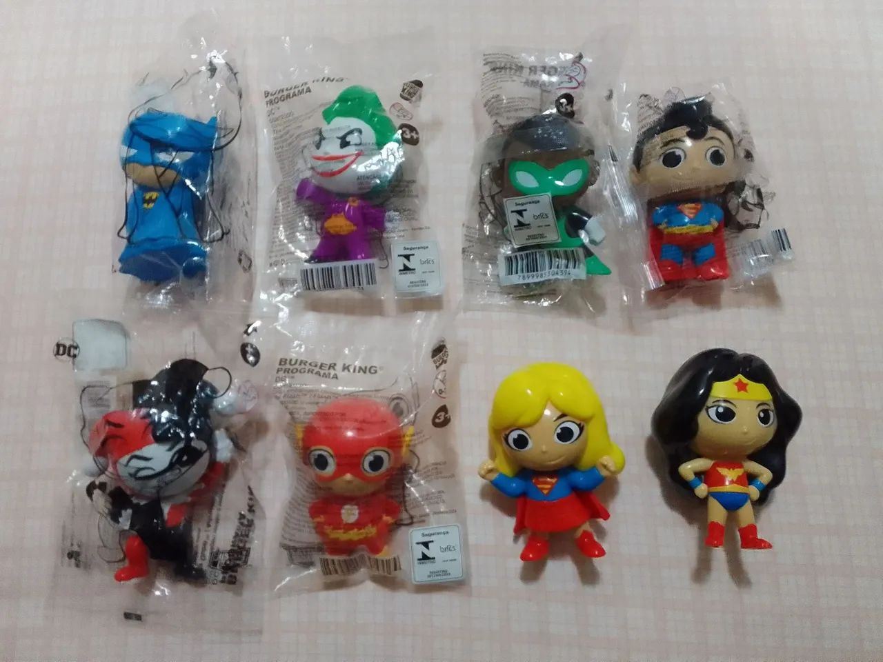 Brinquedos de personagens variados. 