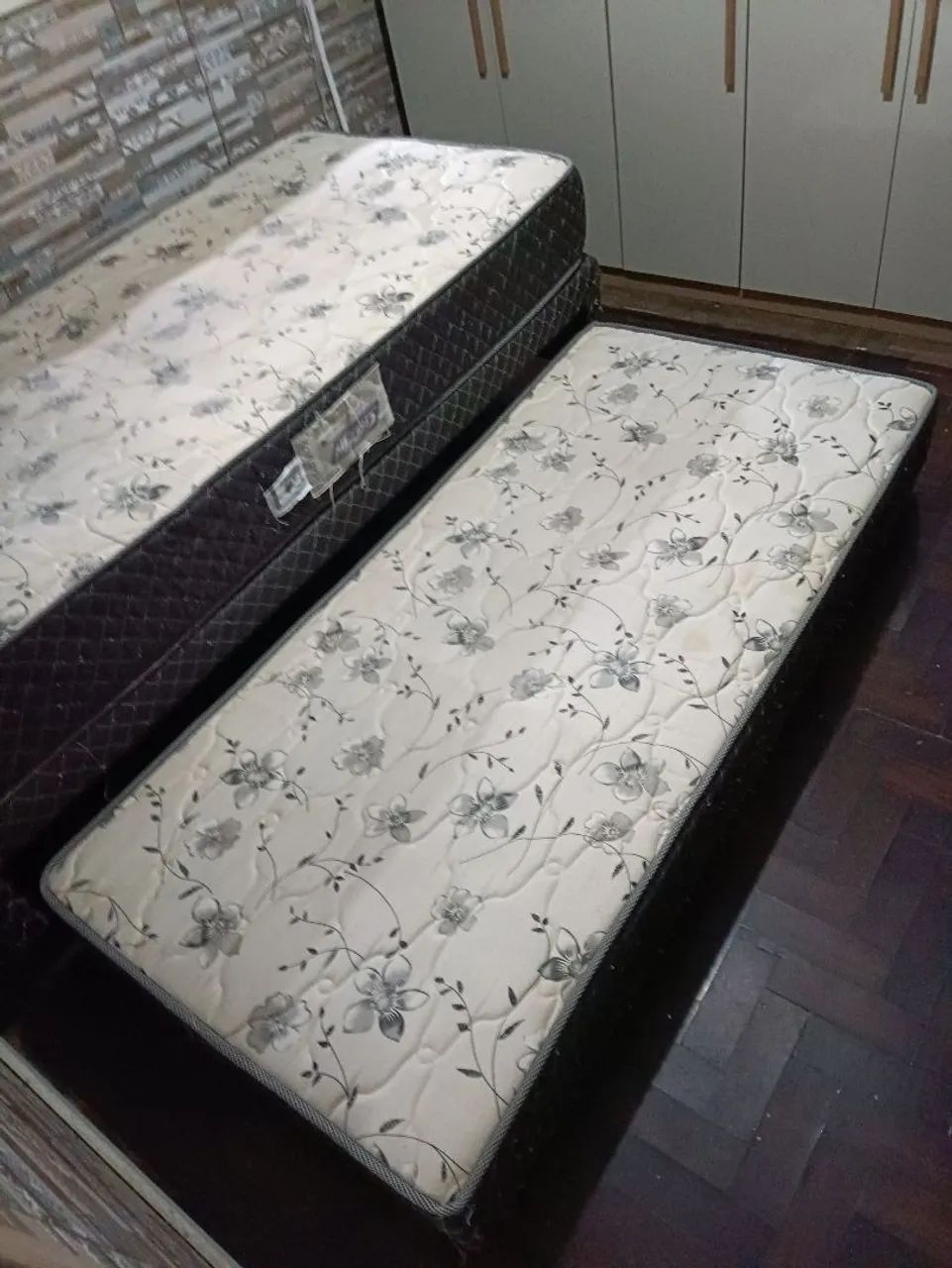 Cama box solteiro com cama auxiliar e colchões de molas