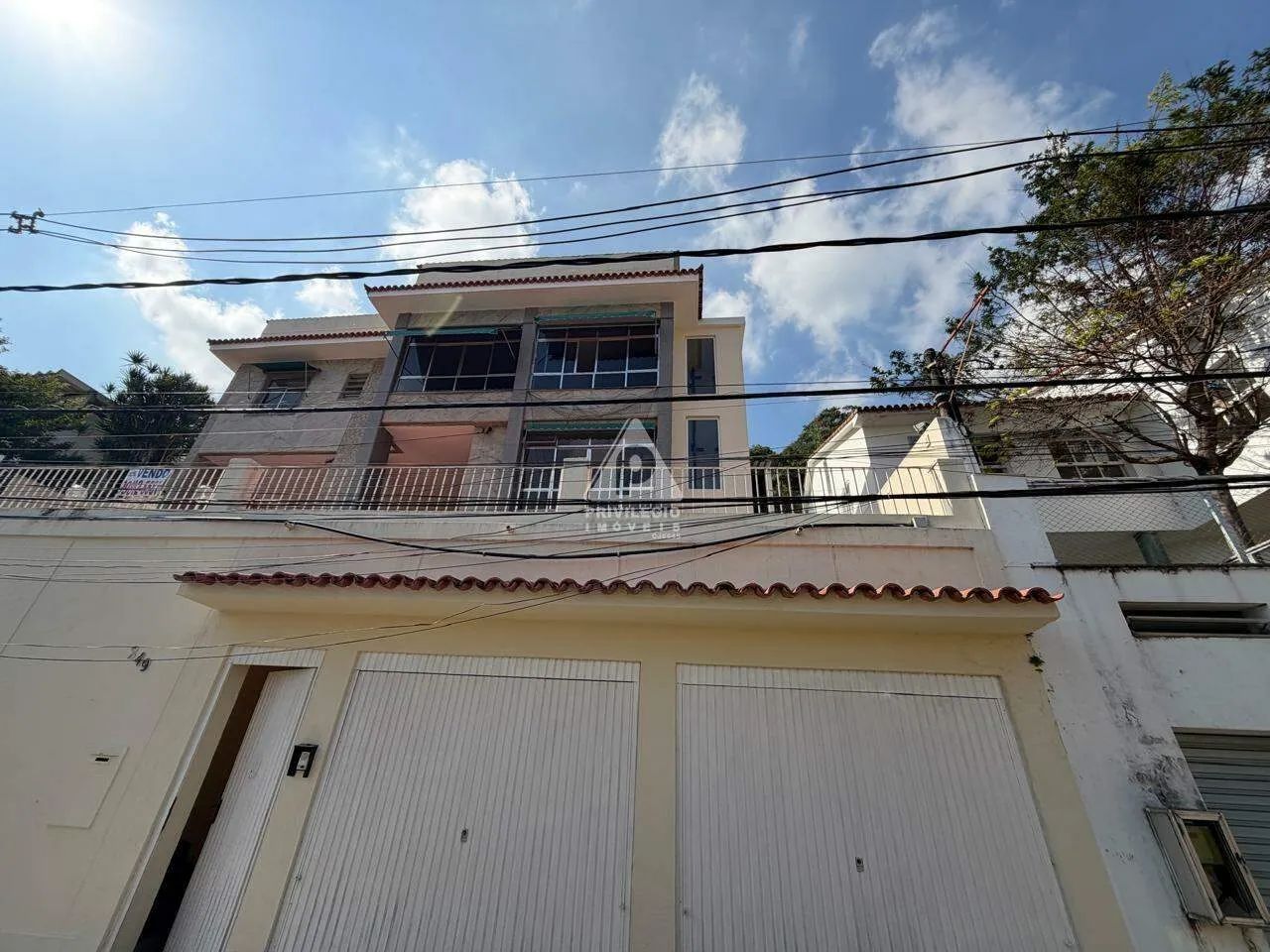 Exclusividade em Rua Fechada: 4 Quartos com Elevador Panorâmico e Lazer