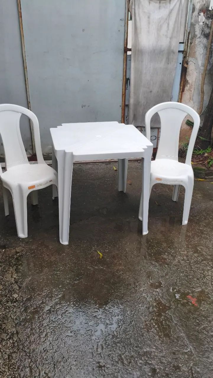 Mesa de plástico com duas cadeiras 