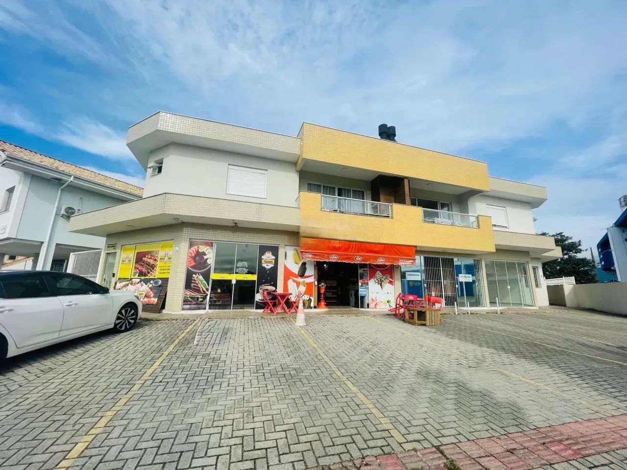 Oportunidade! Prédio com 2 apartamentos e 5 lojas comerciais, em Carianos, Florianópolis