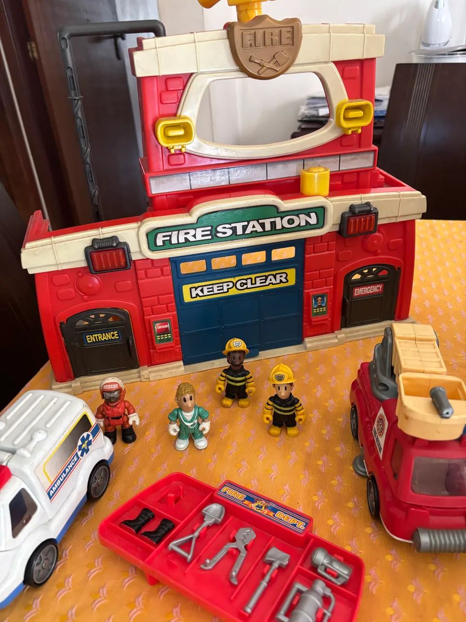 Brinquedo importado, estação de bombeiros