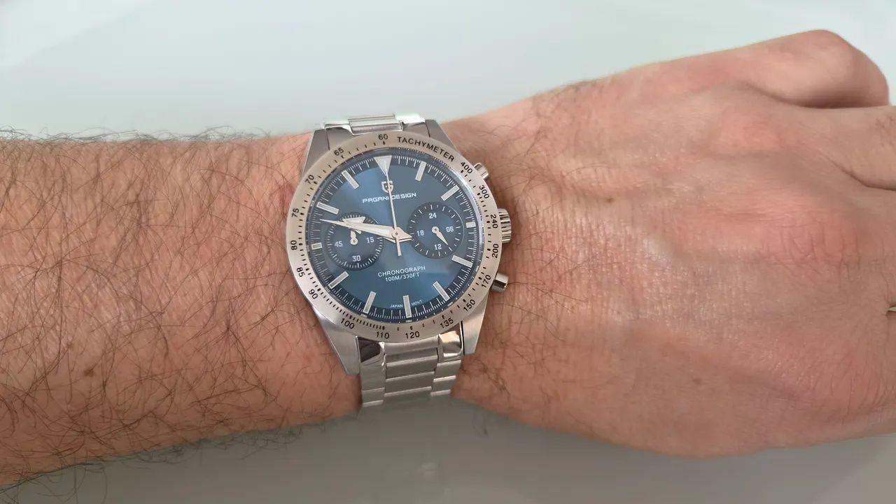 Relógio Pagani Design com fundo azul
