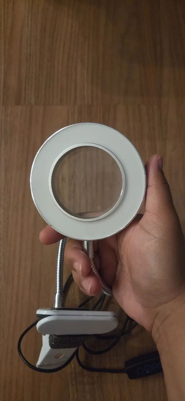 Luminária de mesa com lupa