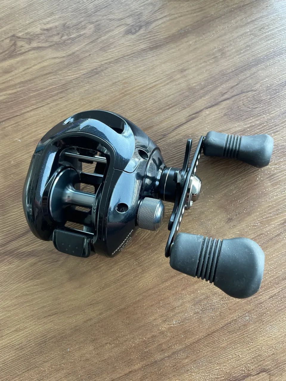 Carretilha de pesca Shimano Speedmaster 200 lado direito