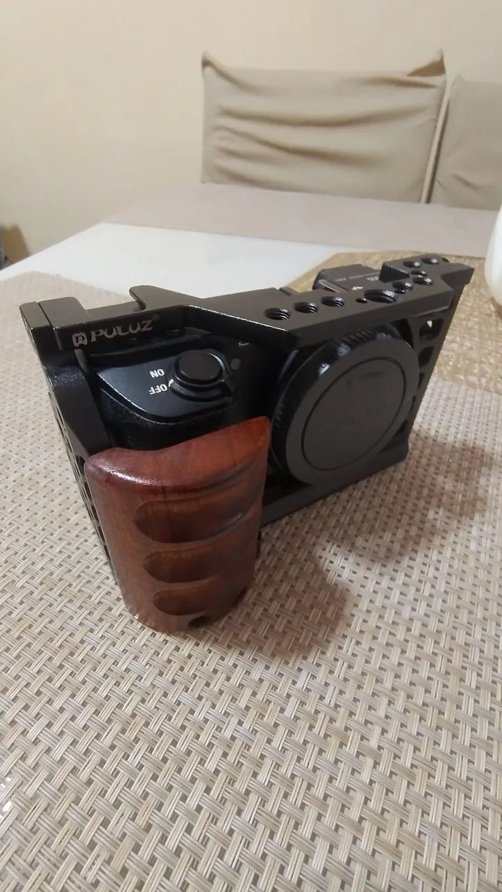 Câmera a6500 bem conservada com 4 baterias e carregador duplo 