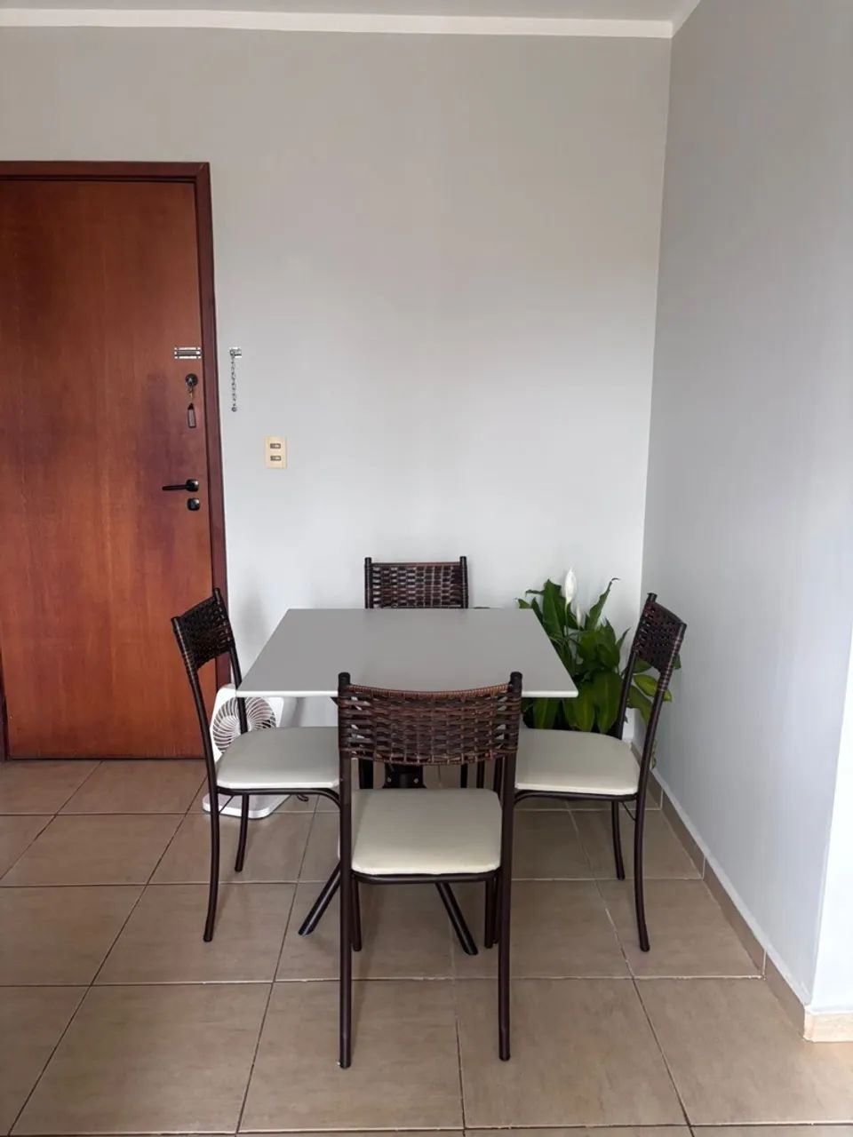 Mesa com 4 Cadeiras em Granito - Excelente Estado