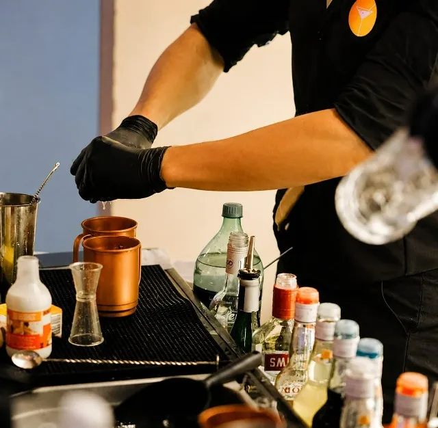 BARTENDER GARÇOM  >71) 9_9_2_3_2-5_3_0_1