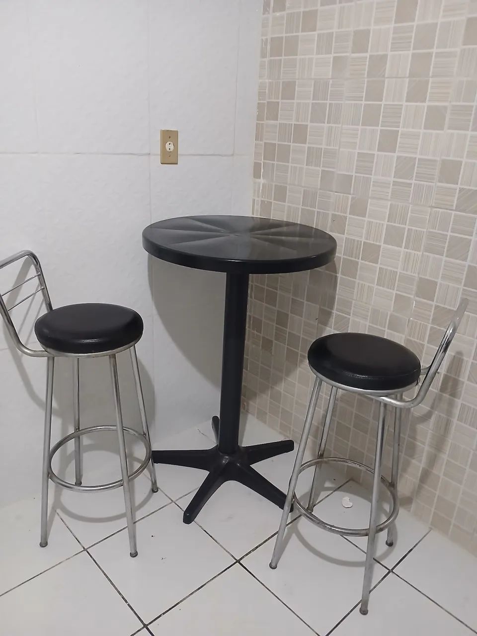 Mesa alta mais banquetas. - Foto 3