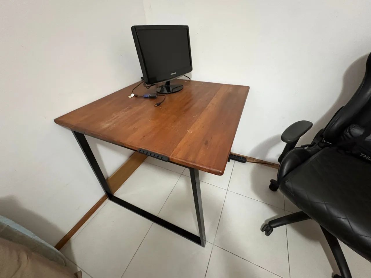 Vendo mesa de madeira maciça - Foto 2