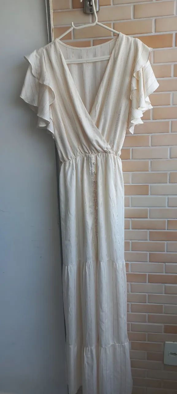 Vestido branco com detalhes dourados - Foto 2