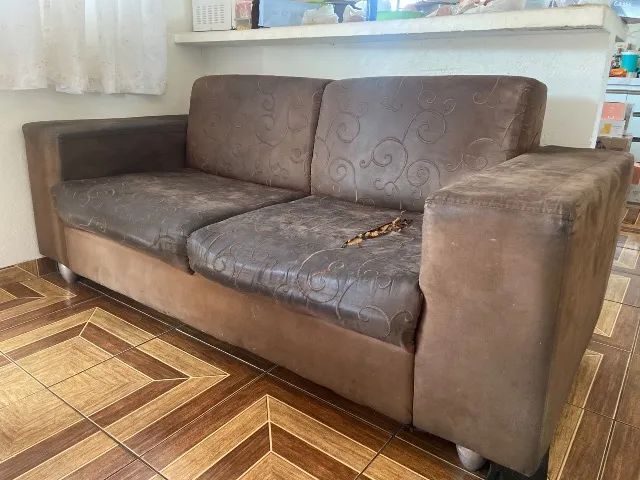 Vendo jogo de sofá. Grande de 3 lugares e um menor de dois lugares.  - Foto 2